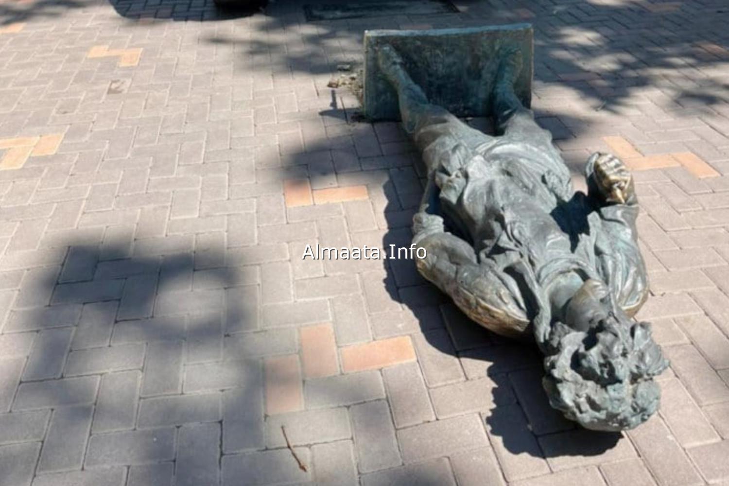 Памятник Виктору Цою после аварии